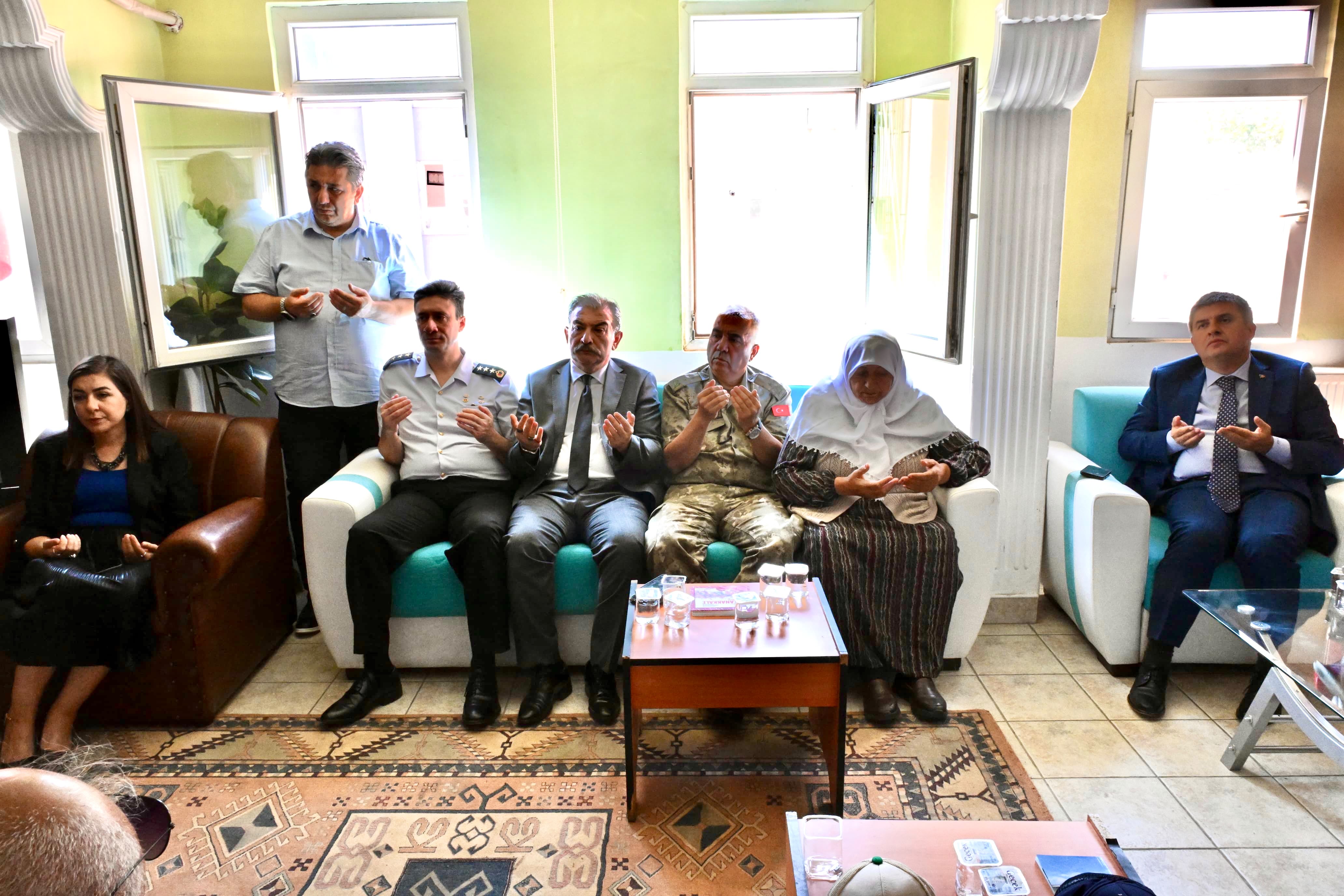 Valimiz Sayın H. Engin SARIİBRAHİM, İl Protokolü ve İl Müdürümüz Sayın Çiğdem AÇIKYILDIZ KAZEL, Kur’an-ı Kerim ve Mevlid-i Şerif Anma Programı’na katıldı.