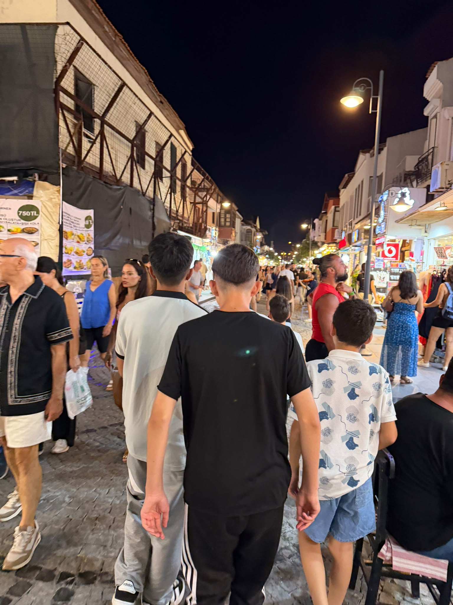 Devletimizin koruması altındaki çocuklarımız, yaz tatilini verimli ve keyifli bir şekilde değerlendirmeleri amacıyla düzenlenen İzmir/Çeşme kampına katıldı.