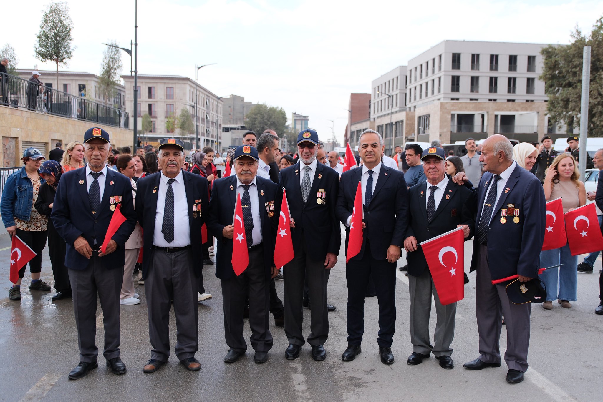 İl Müdürümüz Sayın Ömer Faruk ERGÜN, Battalgazi Sosyal Hizmet Merkezimizden hizmet alan ebeveyn kaybı yaşamış çocuklarımızla bir araya geldi.
