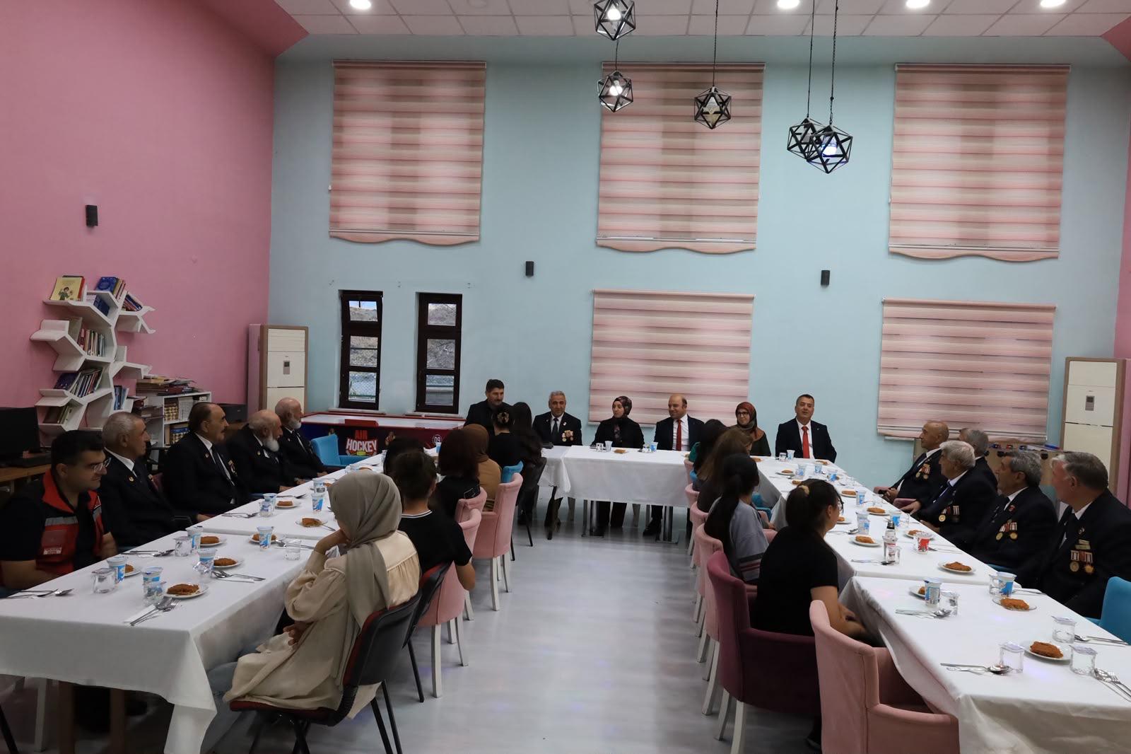 Vali Yardımcımız Sayın Rümeysa Sena Kurt, İl Müdürümüz Sayın Abdülhalim Ünalan ve Kahraman Gazilerimiz, devlet himayesindeki yavrularımızla bir araya geldi.