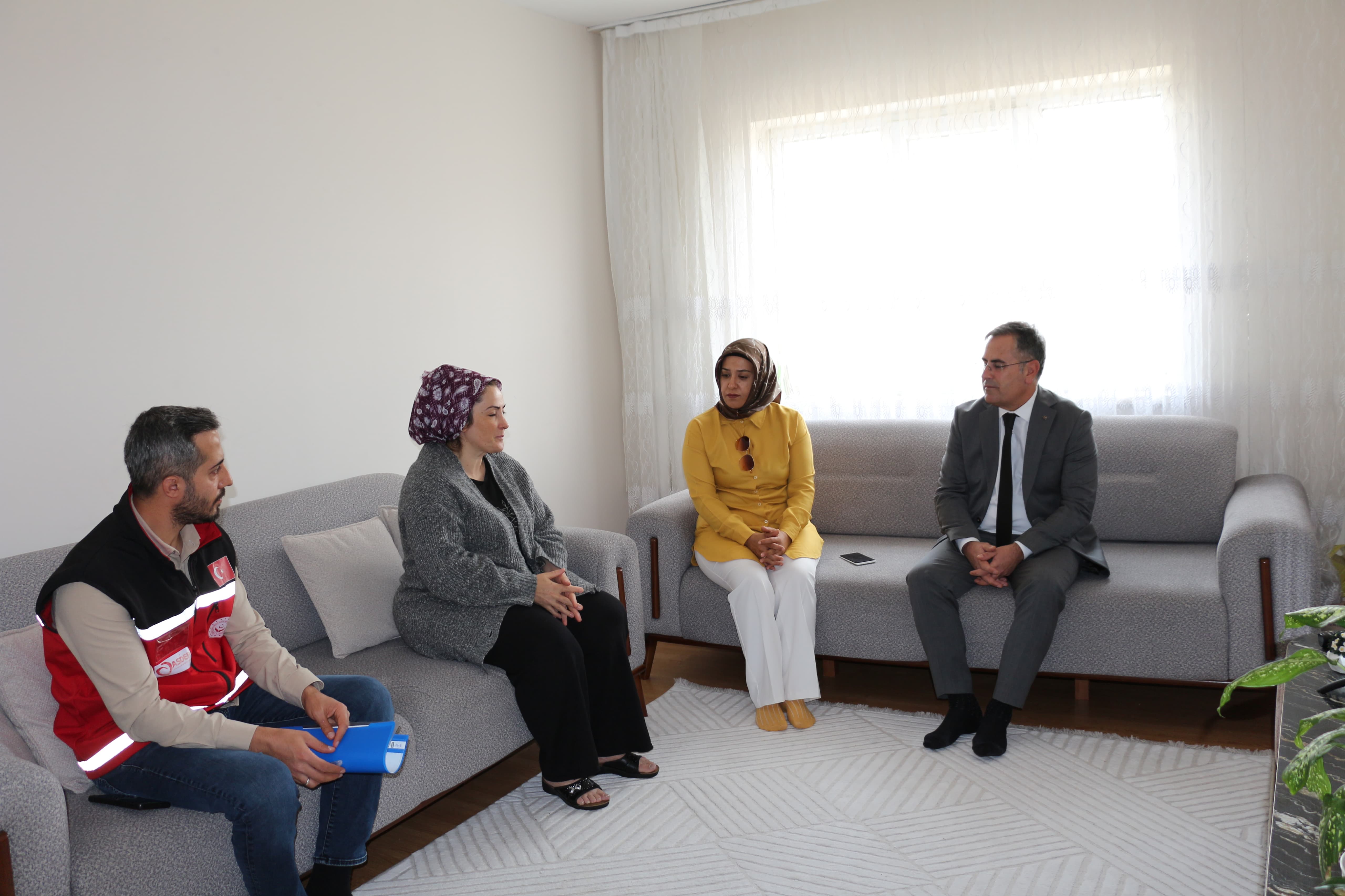 İl Müdürümüz Vefa Akdoğan, Sosyal ve Ekonomik Destek (SED) hizmetinden faydalanan ailemizi ziyaret ederek talep, görüş ve ihtiyaçlarını yerinde değerlendirdi