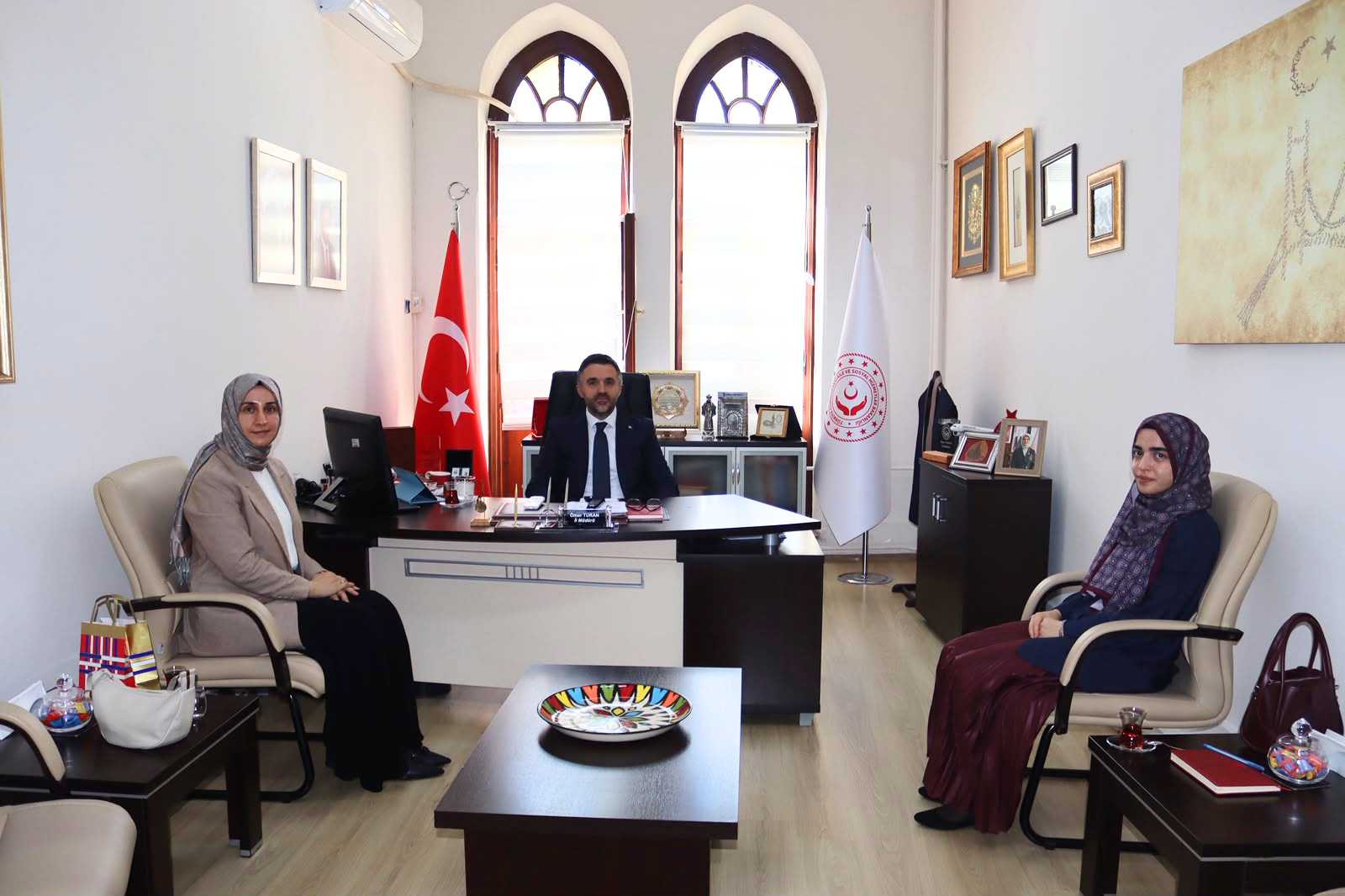 İl Müdürümüz Sn. Ömer Turan, HERÇEV (Her Çocuğa Eğitim Vakfı) Başkanı Sn. Sümeyye Ceylan ve Yönetimini Makamında Ağırladı