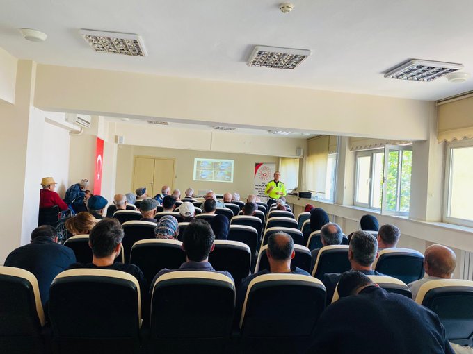 100. Yıl Atatürk Huzurevi ve Yaşlı Bakım ve Rehabilitasyon Merkezi Müdürlüğümüzde hizmet alan yaşlı bireylerimiz ile personelimize yönelik Trafik Güvenliği Eğitimi gerçekleştirildi.