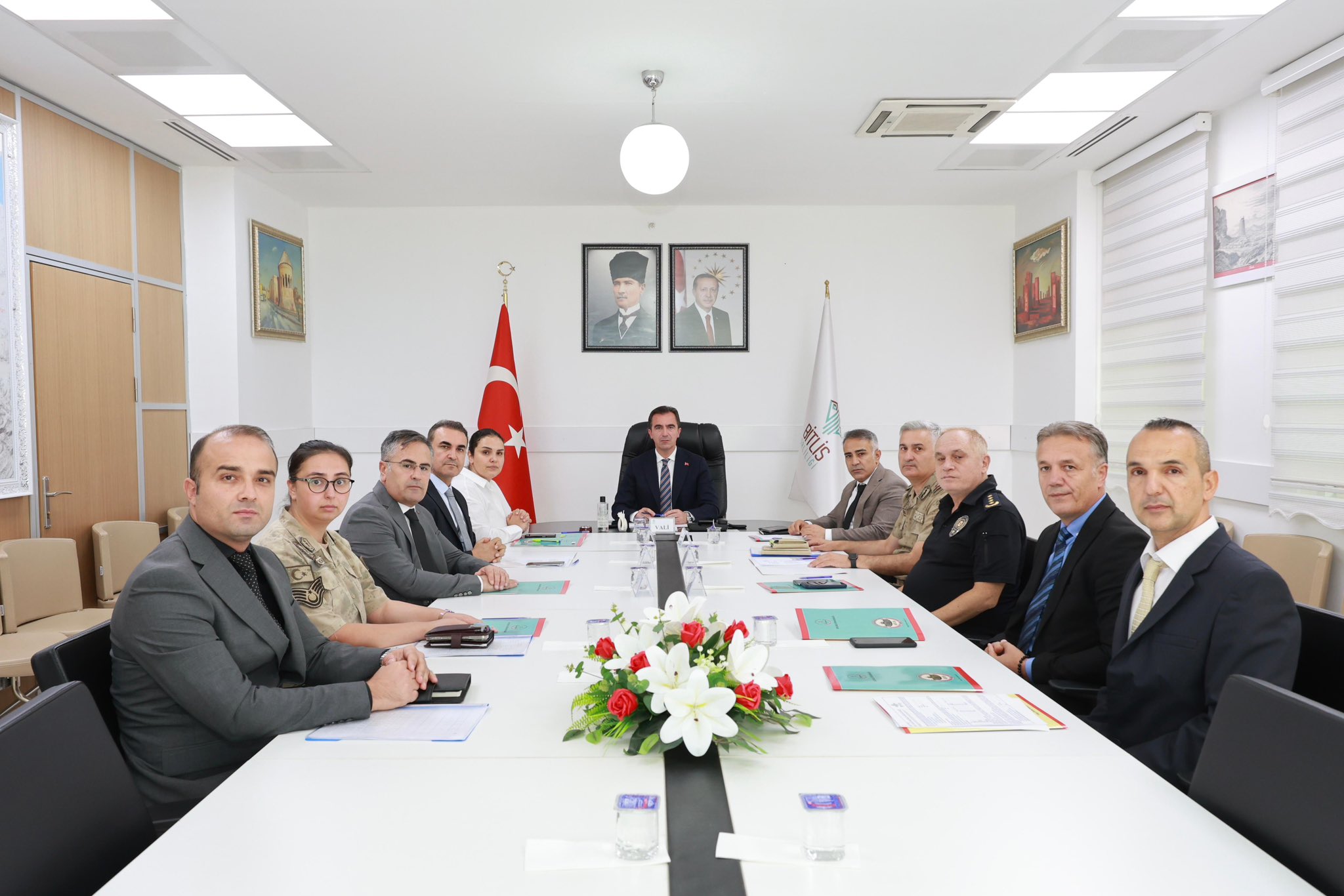 Valimiz Sayın Ahmet Karakaya başkanlığında “Okul ve Çevresi Güvenlik Tedbirleri Toplantısı” gerçekleştirildi