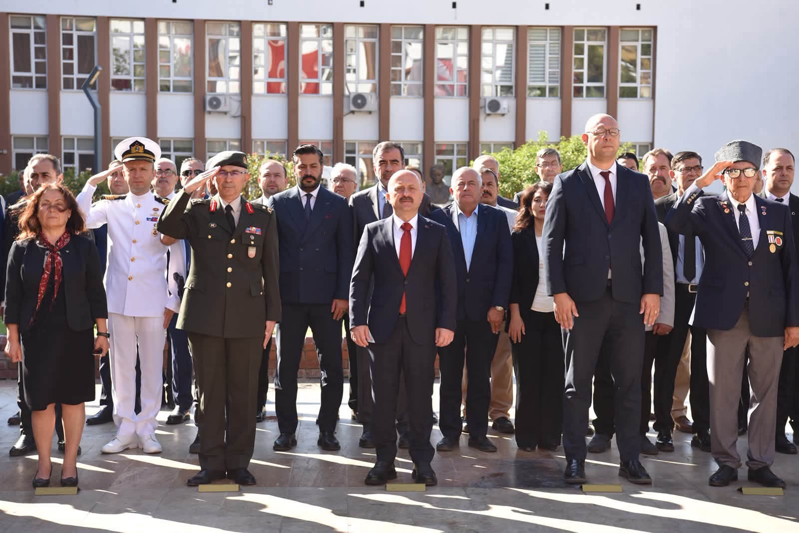 19 Eylül Gaziler Günü dolayısıyla Atatürk Anıtı’nda Çelenk Sunma Töreni düzenlendi.