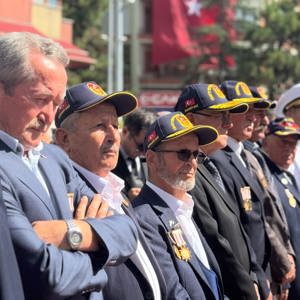 19 Eylül Gaziler Günü programı kapsamında Çaycuma Sosyal Hizmet Merkezi Müdürlüğü koordinesinde Çelenk Sunma Töreni Gerçekleştirilmiştir. - fotoğraf 7