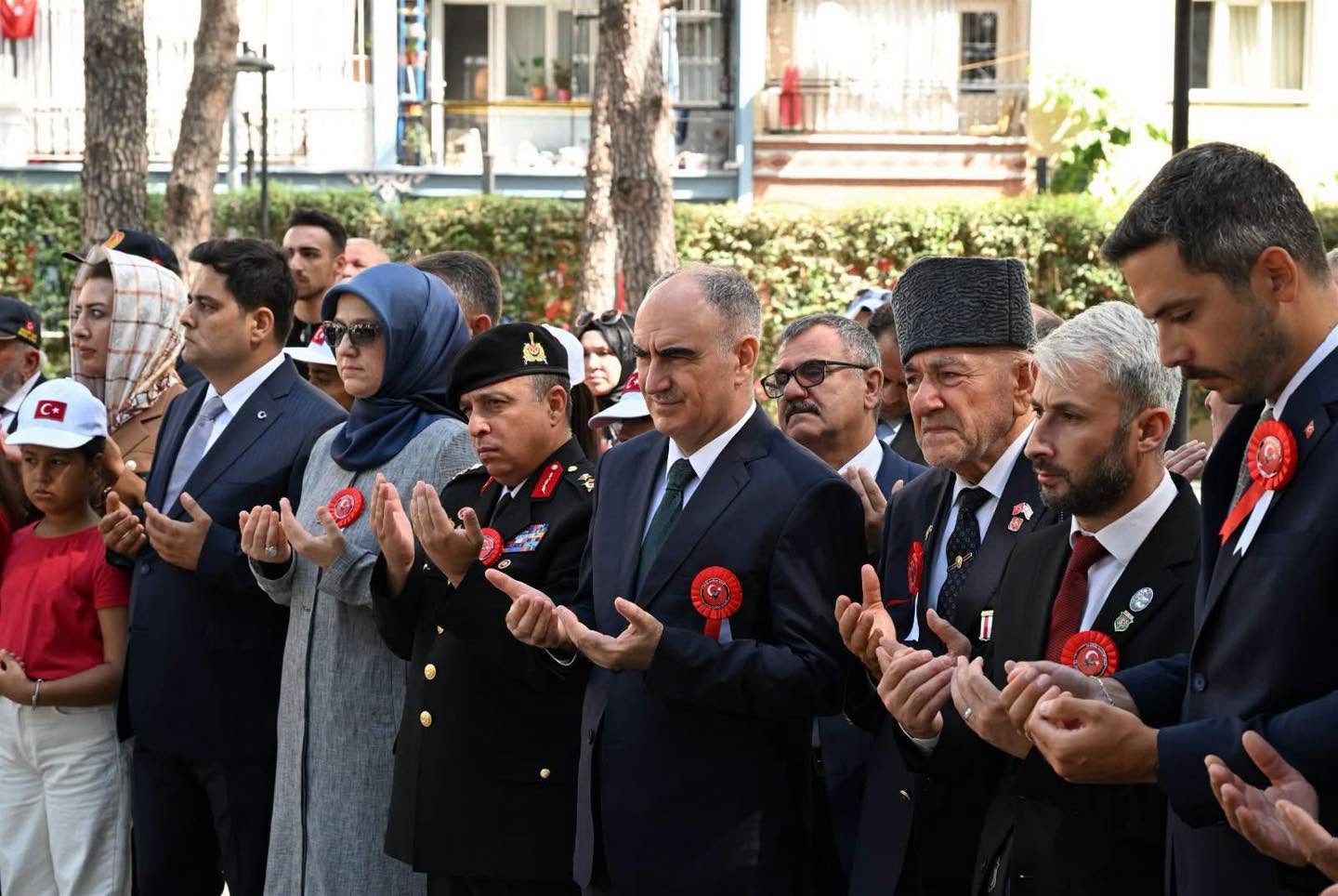 Kahraman Gazilerimizle Şehitlerimizin Kabirlerini Ziyaret Ettik