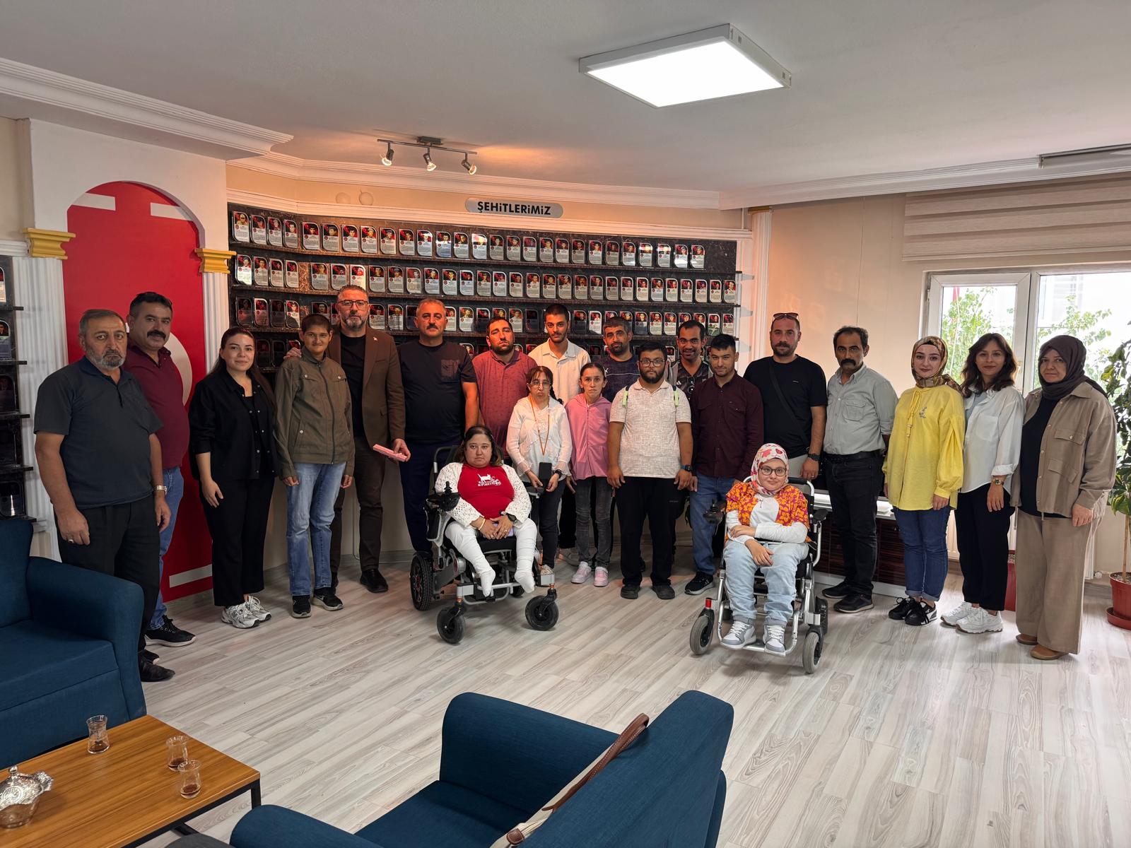 Sivas Gündüz Bakım, Rehabilitasyon ve Aile Danışma Merkezi Müdürlüğü’nde Hizmet Alan Özel Gereksinimli Bireylerimiz, Şehit Aileleri ve Gaziler Derneği’ni Ziyaret Etti