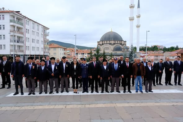 Atatürk Anıtı önünde, 19 Eylül Gaziler Günü münasebetiyle anma programı gerçekleştirildi.