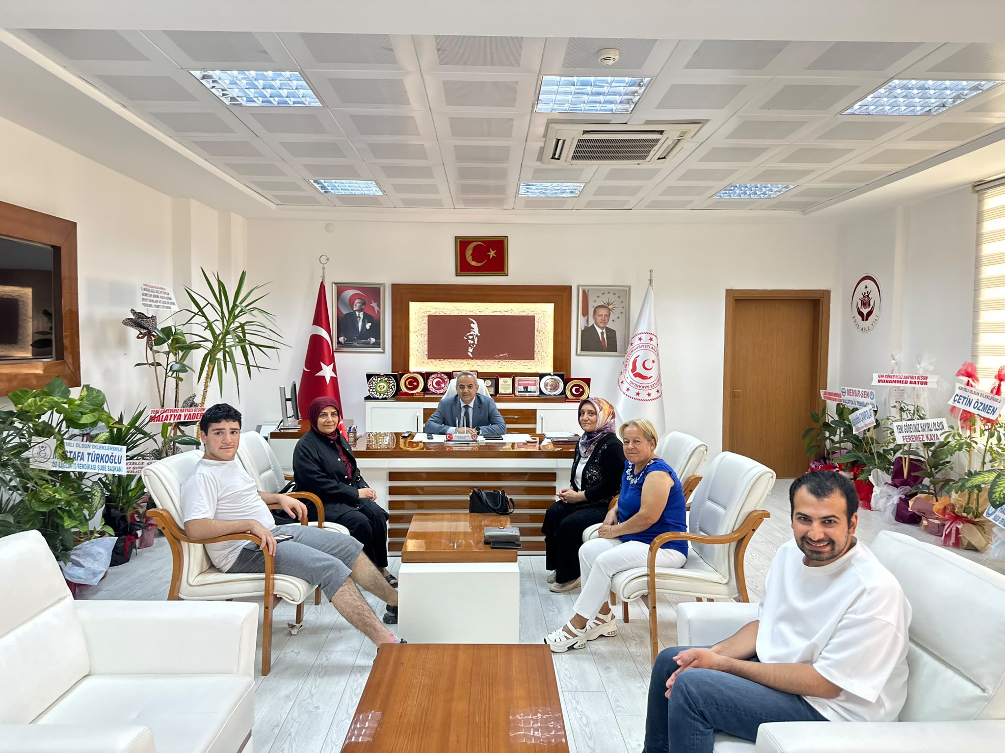 Malatya Otizm Derneği Başkanı Sayın Melahat Kartal beraberindeki heyet ve özel bireylerimiz ile birlikte İl Müdürümüz Sayın Ömer Faruk Ergün’ü ziyaret etti