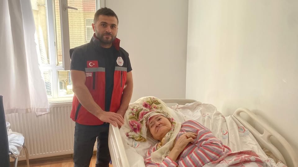 Dünya Alzheimer Günü kapsamında Alzheimer hastalığı ile mücadele eden yaşlı vatandaşımız ve ailesi evlerinde ziyaret edildi.