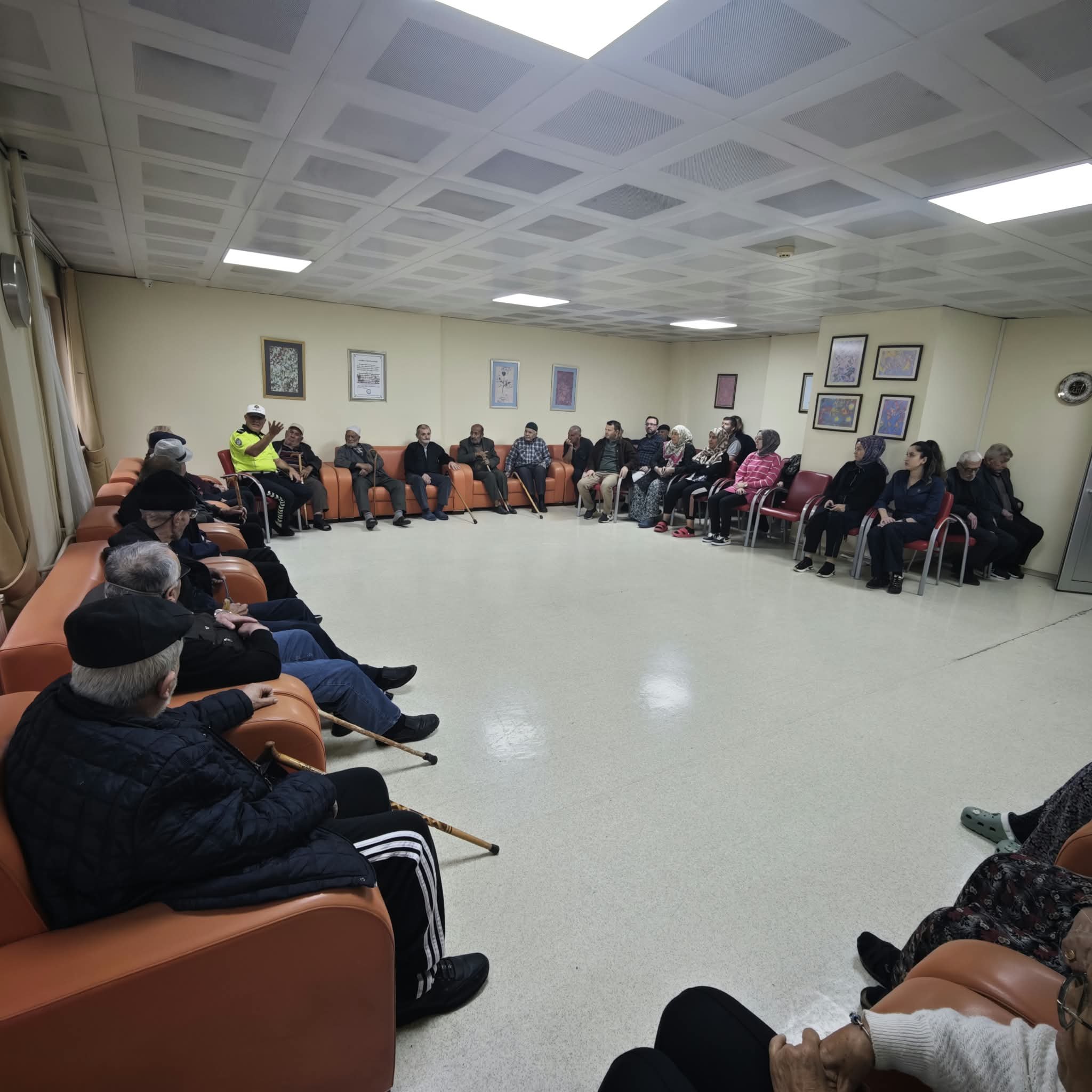 Huzurevi Sakinleri ve Personeline Trafik Güvenliği Eğitimi Verildi