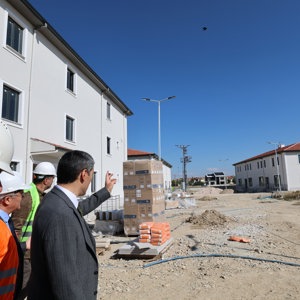 Valimiz Dr. Naci AKTAŞ, Afyonkarahisar Huzurevi Yaşlı Bakım ve Rehabilitasyon Merkezi ile Erkek Çocuk Evleri Sitesi İnşaatlarında İncelemelerde Bulundu. - fotoğraf 3