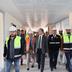 Valimiz Dr. Naci AKTAŞ, Afyonkarahisar Huzurevi Yaşlı Bakım ve Rehabilitasyon Merkezi ile Erkek Çocuk Evleri Sitesi İnşaatlarında İncelemelerde Bulundu. - fotoğraf 2