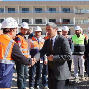 Valimiz Dr. Naci AKTAŞ, Afyonkarahisar Huzurevi Yaşlı Bakım ve Rehabilitasyon Merkezi ile Erkek Çocuk Evleri Sitesi İnşaatlarında İncelemelerde Bulundu. - fotoğraf 1