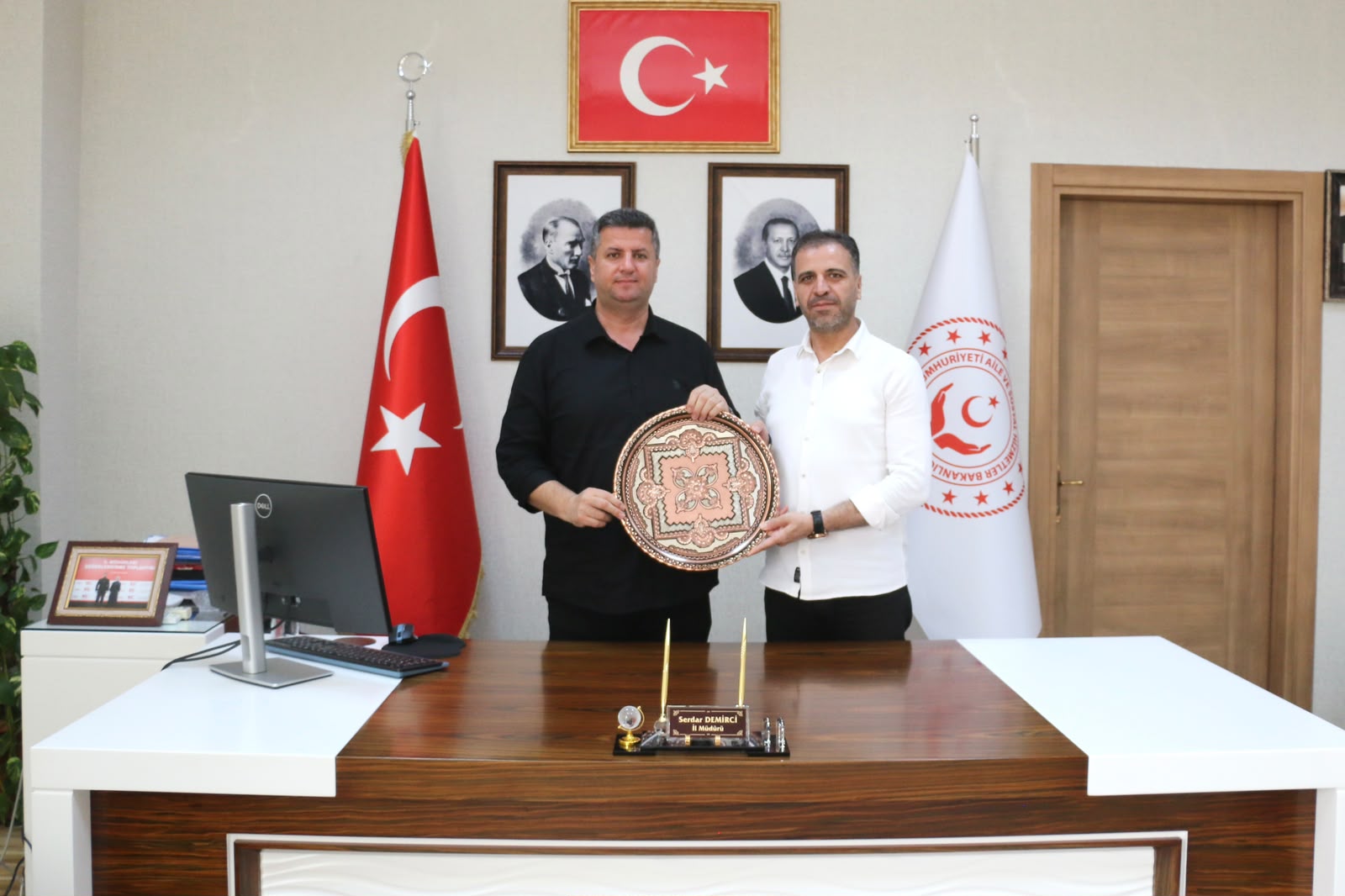 Diyarbakır Aile ve Sosyal Hizmetler İl Müdürü Ali Sait ÇEÇEN, İl Müdürümüz Serdar DEMİRCİ’yi Ziyaret Etti