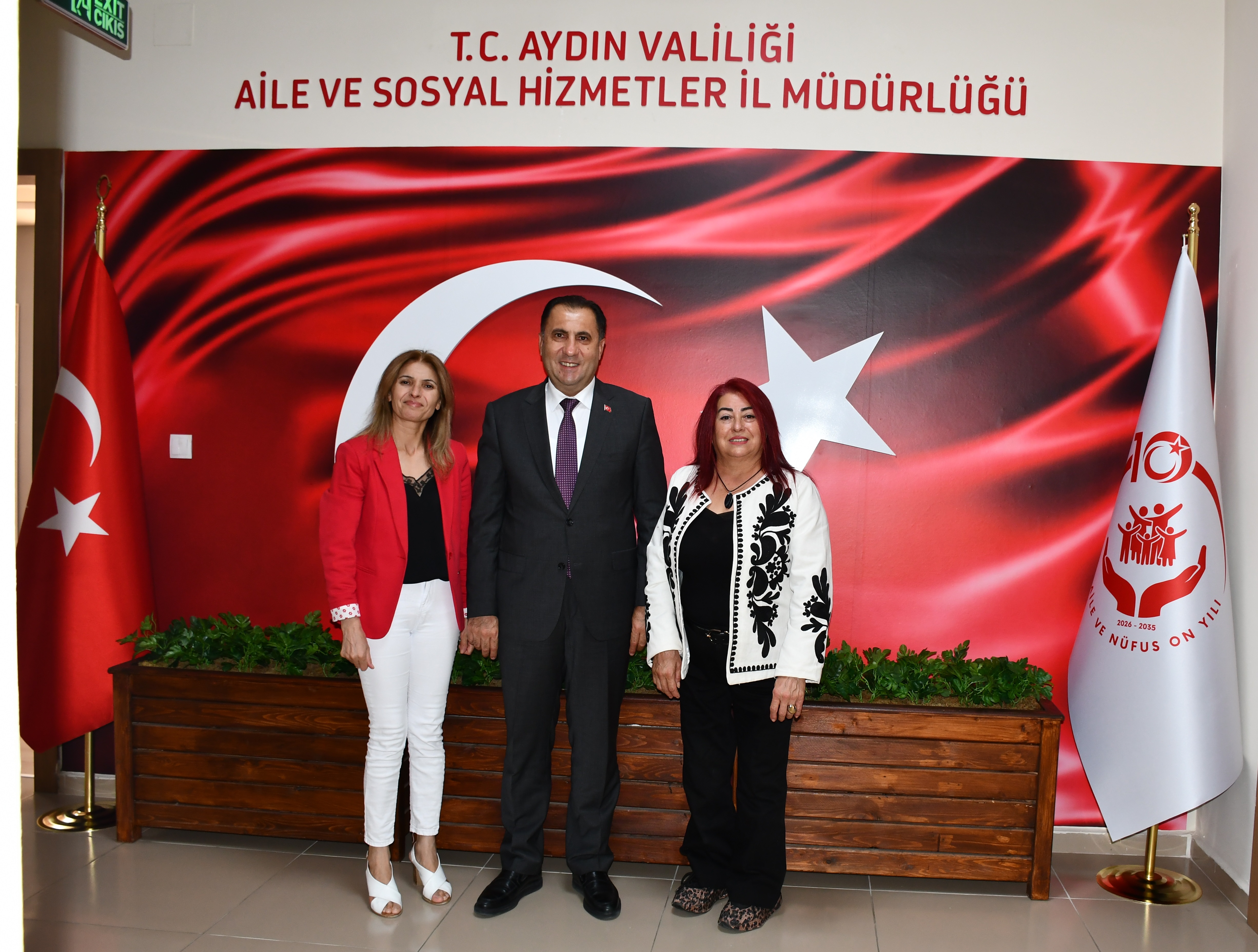 Türkiye Sakatlar Derneği Aydın Şube Başkanı Zeliha Gündoğdu ile Efeler Sosyal Yardımlaşma ve Dayanışma Vakfı (SYDV) Müdürü Fatma Şahin, İl Müdürümüz İlkay Türkoğlu’nu makamında ziyaret etti.