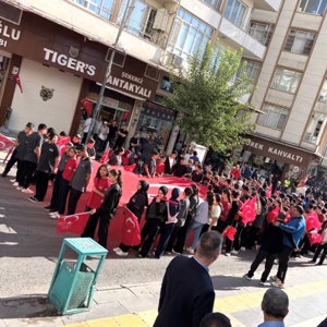 Cumhuriyet Meydanı’na Gururla Yürüdük: Aziz Şehitlerimizi ve Kahraman Gazilerimizi Andık - fotoğraf 3