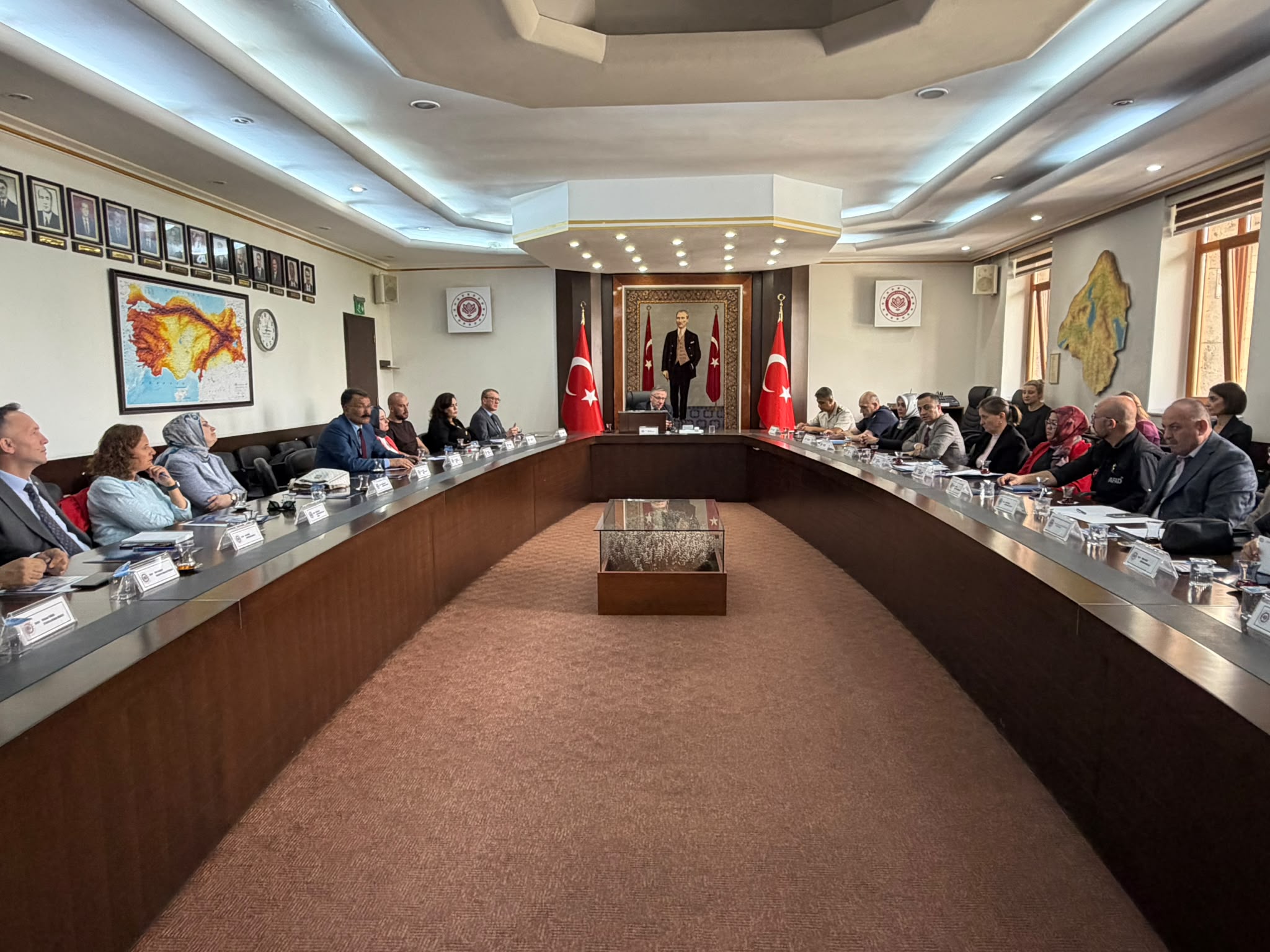 Bakanlığımızın toplumsal dayanışmayı dijitalleştiren ve gönüllülük hareketini güçlendiren “İyilik Var: Millî Gönüllülük Platformu”, Vali Yardımcımız Yüksel Topal başkanlığında; İl Müdürümüz Selim Köse, kamu kurum ve kuruluşlarının müdürleri ile STK temsilcilerinin katılımıyla gerçekleştirilen kapsamlı sunumla tanıtıldı.