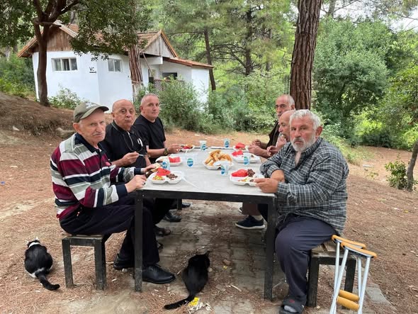 Gerze Huzurevi Müdürlüğümüzden hizmet alan kıymetli ulu çınarlarımızla İdemli Mesire Alanı’nda keyifli bir piknik etkinliğinde bir araya geldik.