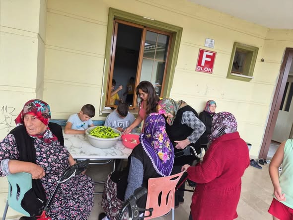 Çocuk Evleri Sitemizdeki miniklerimiz ile Sinop Huzurevimizdeki kıymetli büyüklerimiz bir araya geldi