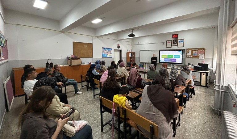 Yağlıdere’de Velilere Yönelik “Okul ve Aile” Eğitimi Gerçekleştirildi