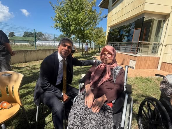 Kuşaklar arası sevgi köprüleri kurmaya devam ediyoruz! Huzurevimizin kıymetli sakinleri ve çalışma arkadaşlarımız, Çocuk Evleri Sitemizi ziyaret ederek evlatlarımızla bir araya geldi.