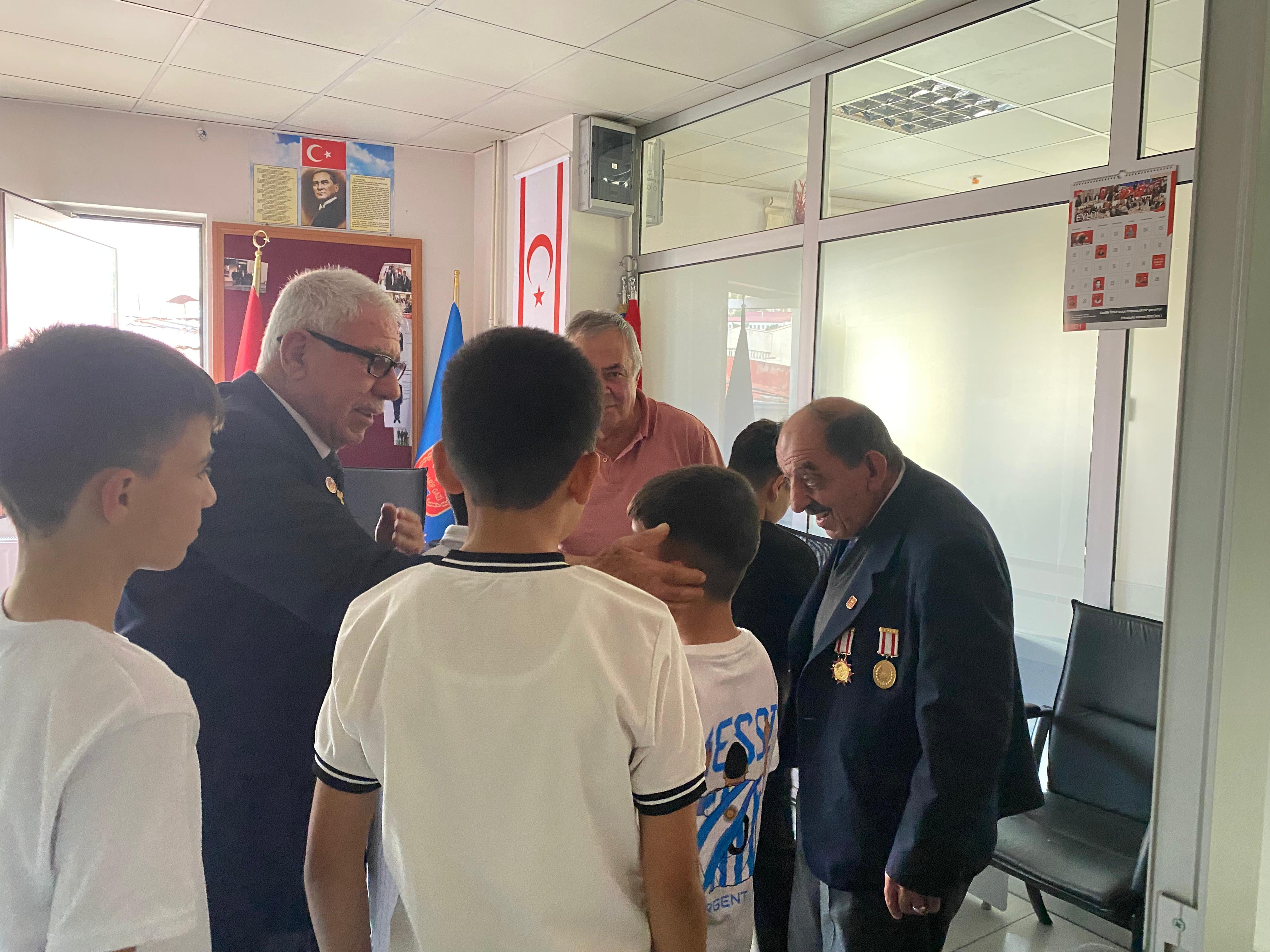 Çocuk Evleri Koordinasyon Merkezi Müdürlüğümüzde Kalan Çocuklarımız, Muharip Gaziler Derneği Başkanı Celil TANGUROĞLU’nu Ziyaret Etti.