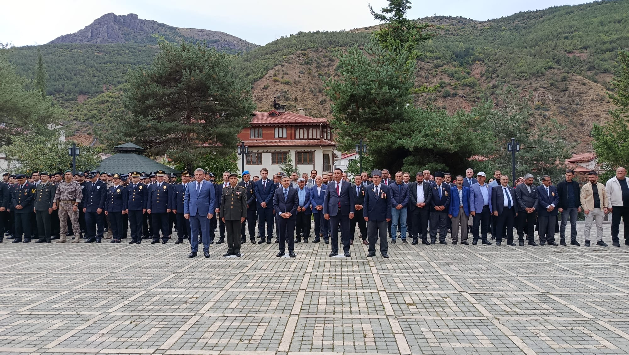 19 Eylül Gaziler Günü Dolayısıyla Atatürk Anıtı Önünde Çelenk Sunma Töreni Gerçekleştirildi