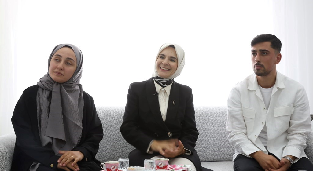 Bakanımız Göktaş, evlilik kredisinden yararlanan yeni evli çiftin ilk misafiri oldu
