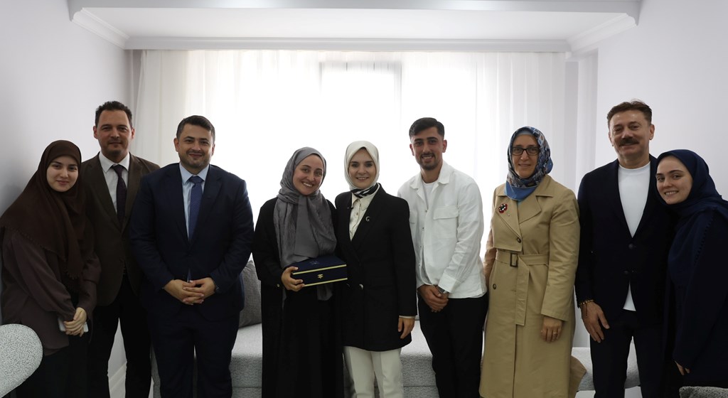Bakan Göktaş, evlilik kredisinden yararlanan yeni evli çiftin ilk misafiri oldu