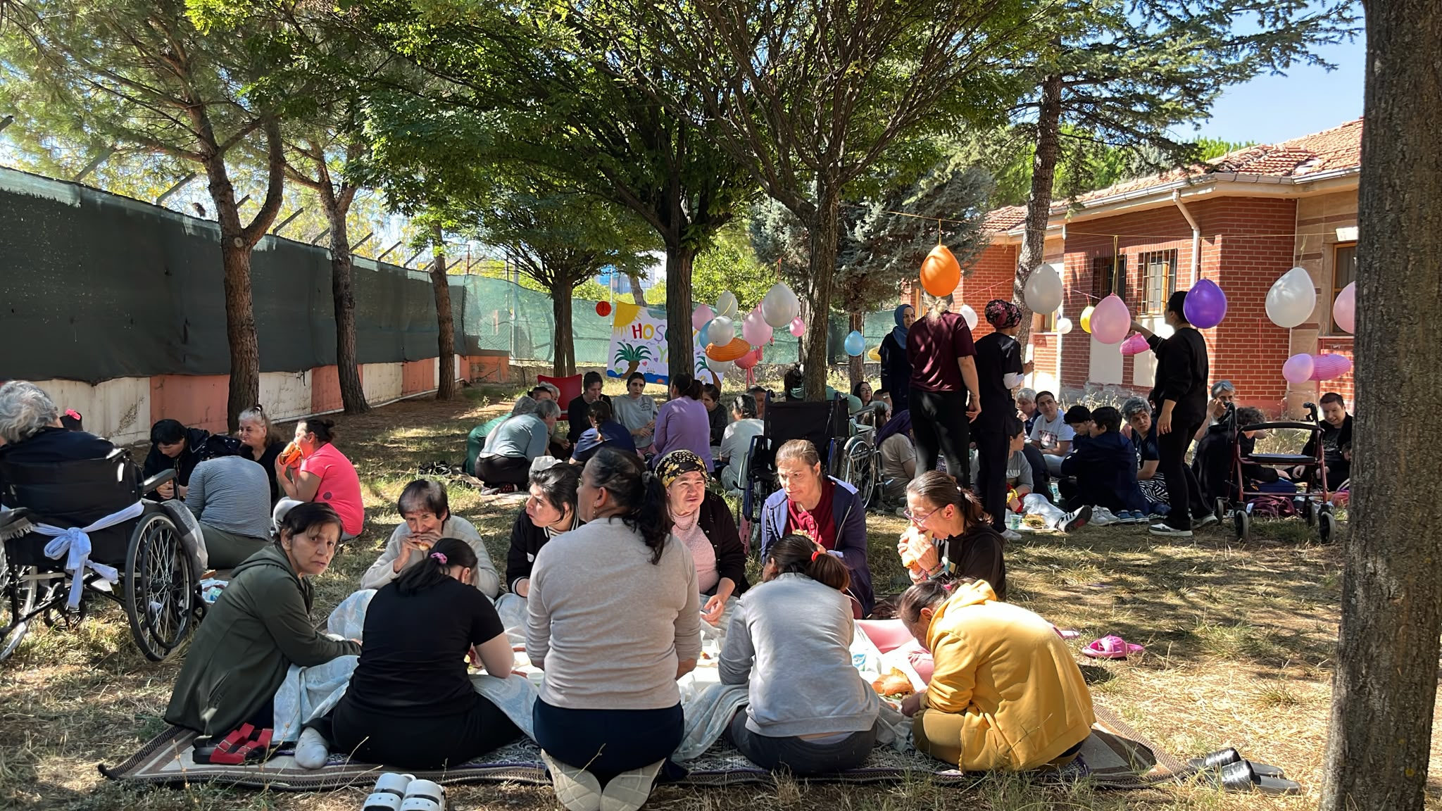 Uşak Engelsiz Yaşam, Bakım, Rehabilitasyon ve Aile Danışma Merkezi Müdürlüğümüzde bakım hizmeti alan engelli bireylerimiz için kuruluş bahçemizde “Yaza Veda Pikniği” düzenlendi.