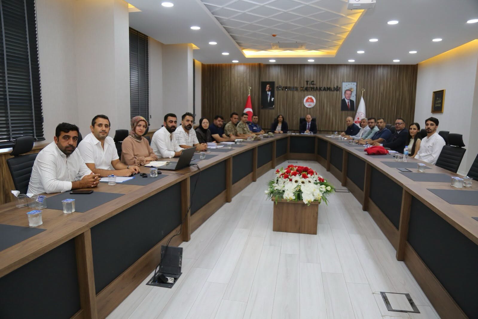  Siverek Kaymakamımız Sayın Salih SAK başkanlığında, paydaş kurumlarımızın katılımıyla Çocuk Koordinasyon Kurulu ve Kadına Karşı Şiddetin Önlenmesi Toplantısı gerçekleştirildi.