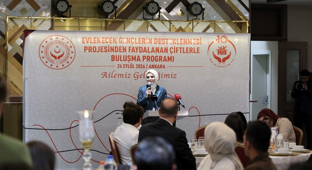 Bakanımız Göktaş, Evlenecek Gençlerin Desteklenmesi Projesi'nden yararlanan çiftlerle buluştu