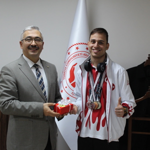 İl Müdürümüz Yüzme Şampiyonasında Göstermiş Oldukları Başarılardan Dolayı ASP GSK Sporcularımızı Ağırladı. - fotoğraf 2