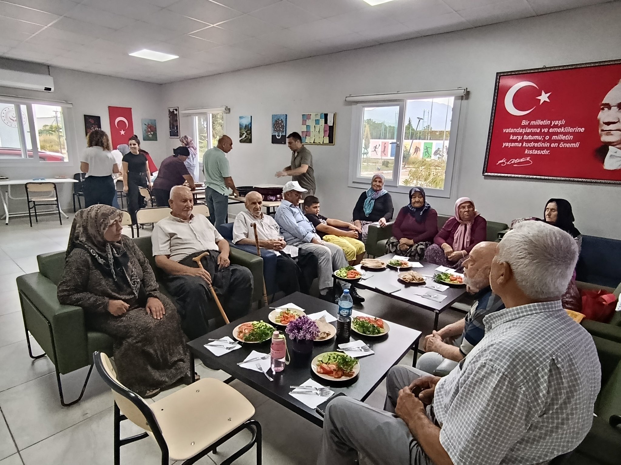 14-20 Eylül Ahilik Haftası münasebetiyle, Osmaniye Gündüz Bakım ve Aktif Yaşam Merkezimizden hizmet alan kıymetli büyüklerimizle birlikte sıkma ve börek etkinliği gerçekleştirildi.