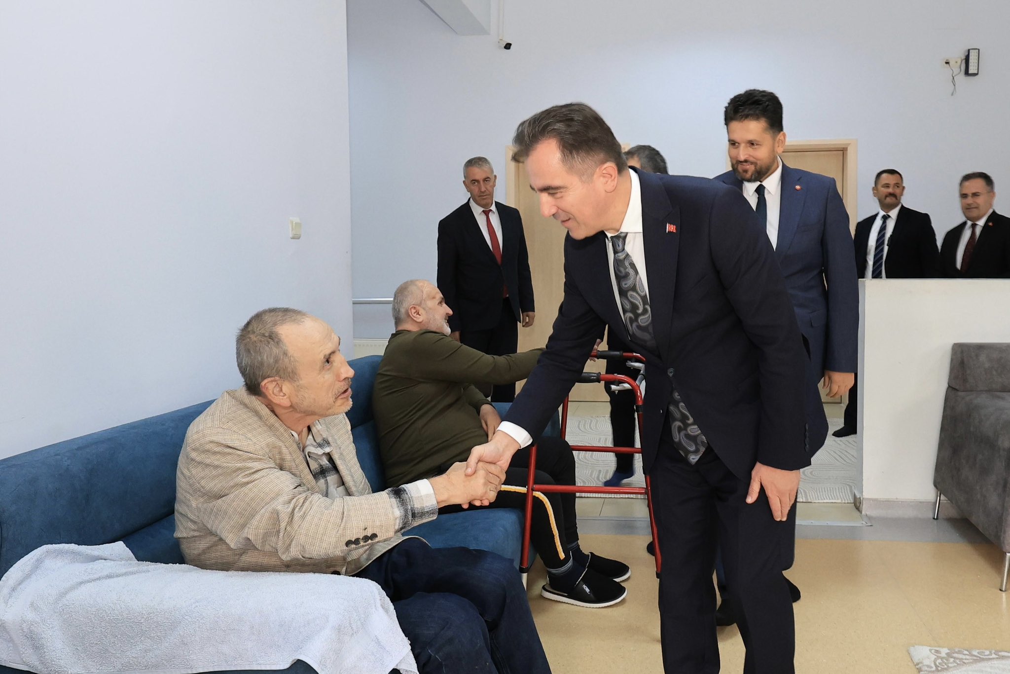  Sayın Valimiz Ahmet Karakaya'dan Ulu Çınarlarımıza Anlamlı Ziyaret 
