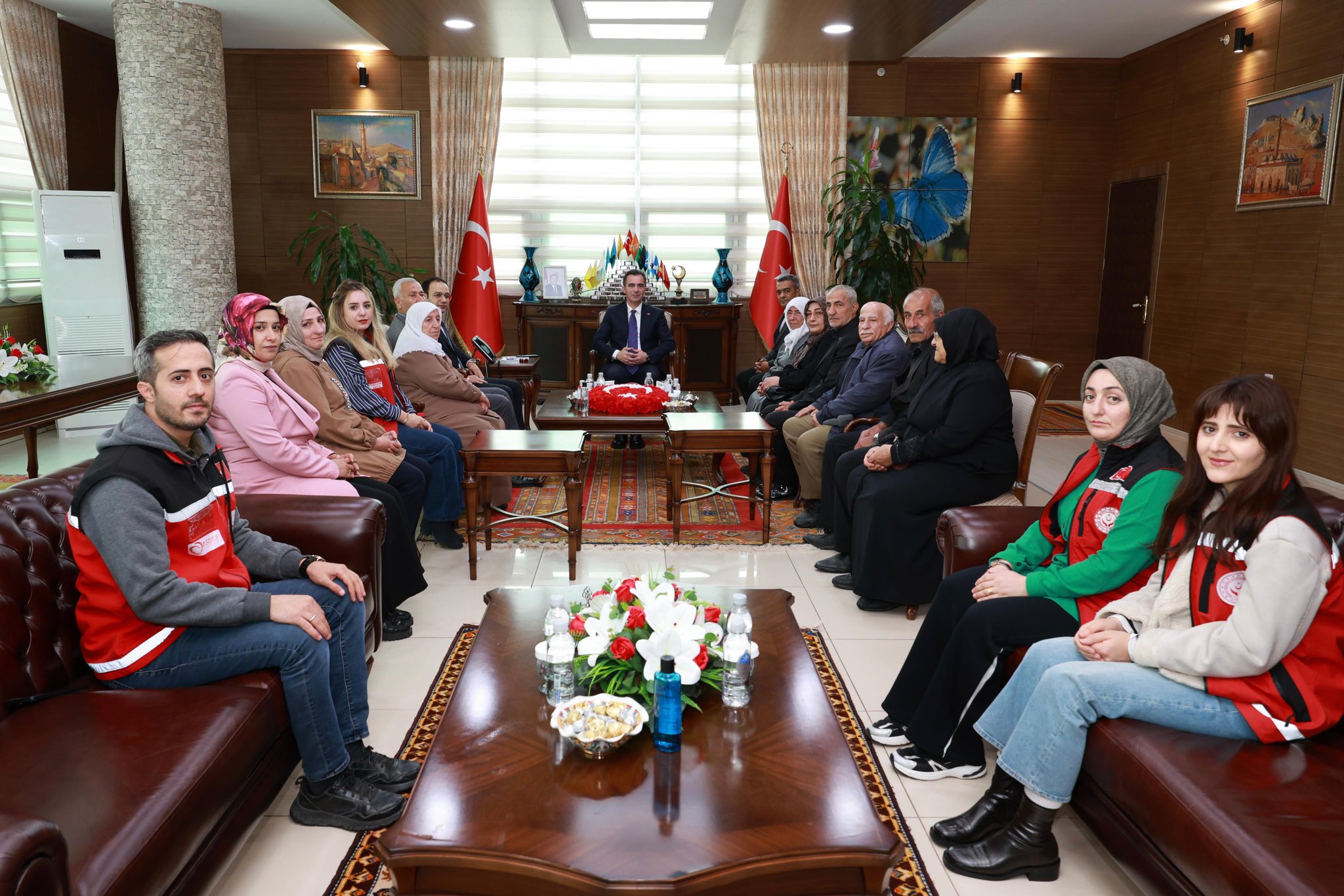 Valimiz Sayın Ahmet Karakaya, “1 Ekim Dünya Yaşlılar Günü” münasebetiyle ilimizdeki yaşlılarımızı makamında kabul etti