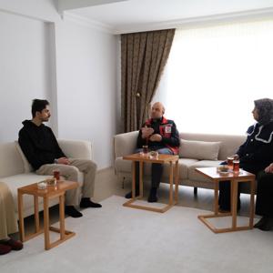 İl Müdürümüz Sayın Abdulhalim Ünalan ve çalışma arkadaşlarımız ile birlikte Evlenecek Gençlerin Desteklenmesi Projesi kapsamında kredi desteği alan Demir çiftimizi evlerinde ziyaret ederek Sayın Bakanımızın ve Sayın Valimizin selamlarını ilett - fotoğraf 2