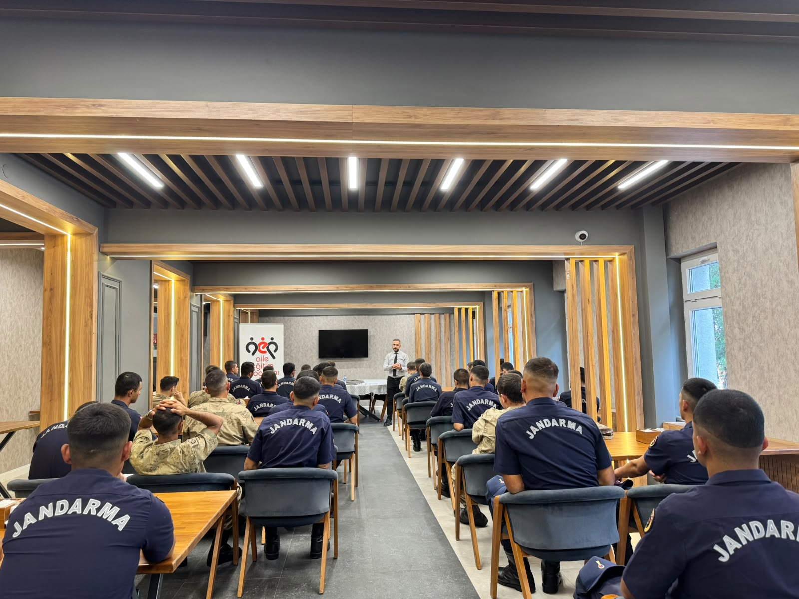 Aile Eğitim Programı (AEP) ve Evlilik Öncesi Eğitim Programı (EÖEP) seminerleri, İl Jandarma Komutanlığı bünyesinde eğitim birimimiz tarafından gerçekleştirildi.