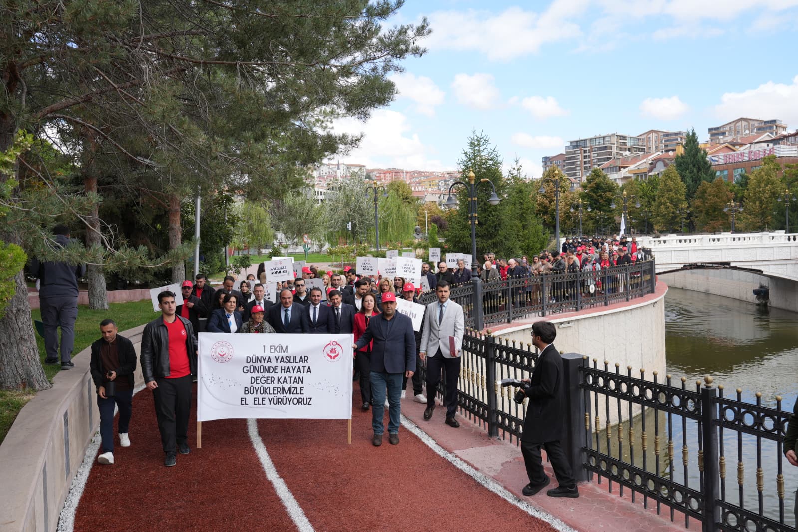 1 Ekim Dünya Yaşlılar Günü Kapsamında Kortej Yürüyüşü Gerçekleştirildi