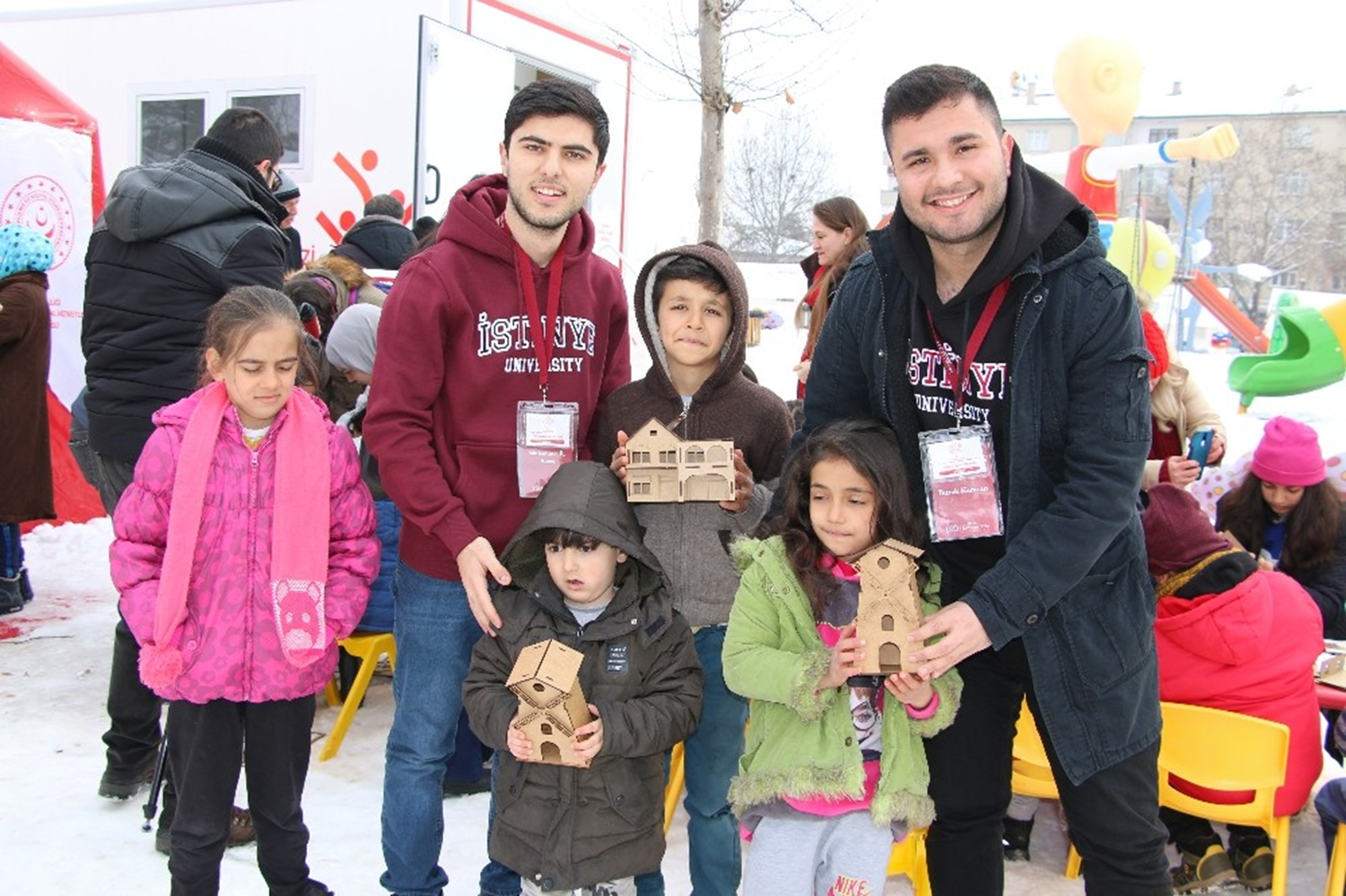 Gönüllü öğrencilerinden çocuklara destek