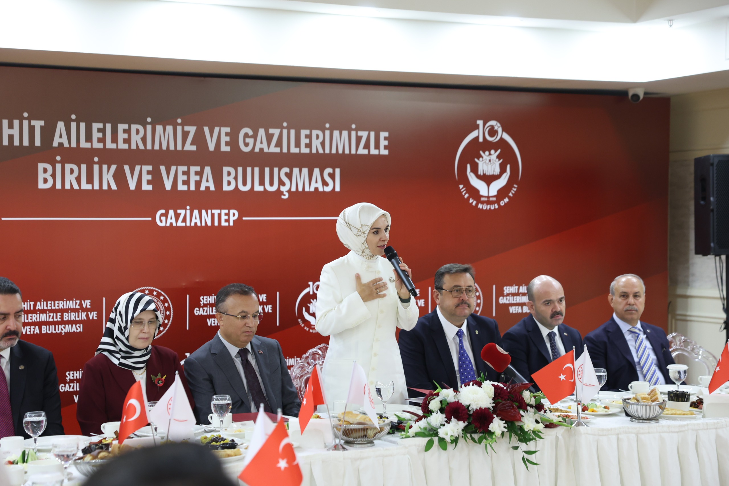 Bakan Göktaş, Gaziantep'te şehit aileleri ve gazilerle vefa buluşmasında bir araya geldi: