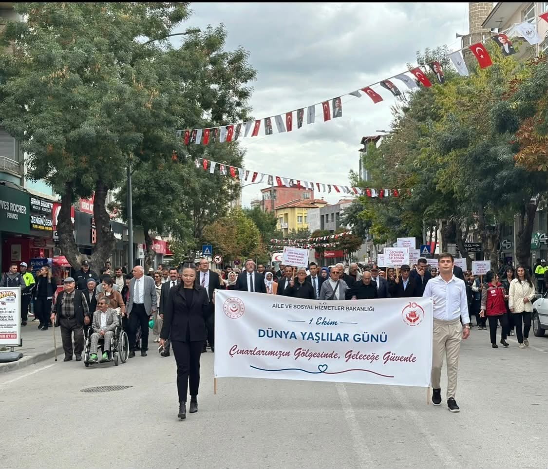 Dünya Yaşlılar Günü Kapsamında Burdur’da, Yaşlı Bireylerimiz ve Gençlerimizin Katılımıyla Anlamlı Bir Yürüyüş Gerçekleştirildi