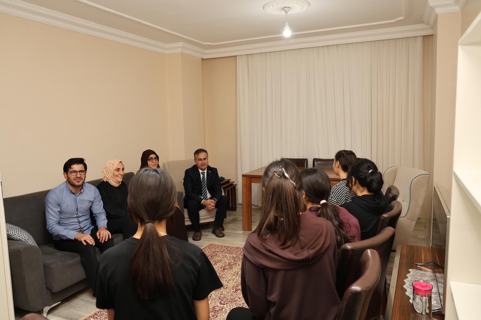 İl Müdürümüz Vefa Akdoğan, Çocuk Evleri Koordinasyon Merkezi Müdürlüğüne bağlı Muradiye Çocuk Evini ziyaret ederek çocuklarımızla bir araya geldi.
