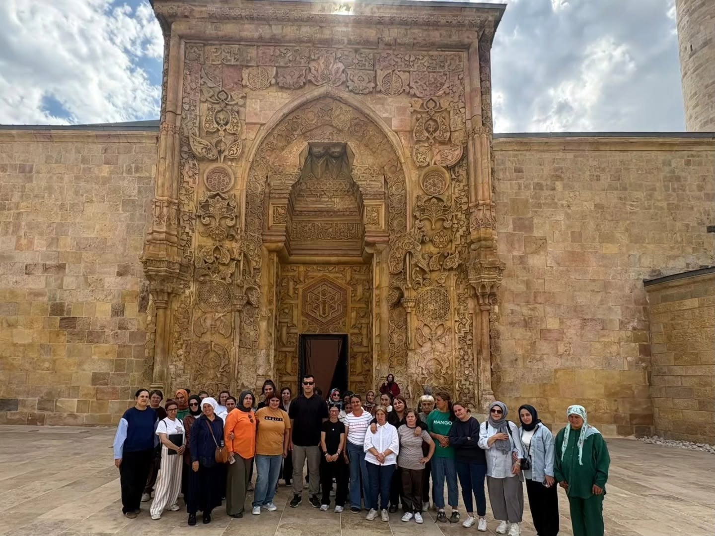 Engelsiz Ekspres Yolculuğu; Engelsiz Ekspres ile Erzincan’dan Divriği’ye uzanan bu anlamlı yolculukta, engelsiz kızlarımızla birlikte tarihimizin ve kültürel mirasımızın izlerini keşfetmenin mutluluğunu yaşadık. 