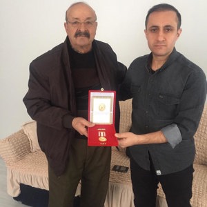 Kahraman Kıbrıs Gazilerimize evlerinde ziyaret edilerek Milli Mücadele Madalyası ve Beratları takdim edildi. - fotoğraf 2