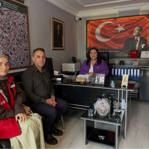 Edirne Aile ve Sosyal Hizmetler İl Müdürü Harun TOHUMCU, Medrese Alibey Muhtarı Nesrin  GÜNAY’ı ziyaret etti. - fotoğraf 1