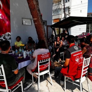 İl Müdürlüğümüz personelleri tarafından Şükrüpaşa Mahallesi Muhtarı Esra Akgün Yılmaz ve mahalle sakinleriyle bir araya gelinerek Koruyucu Aile Hizmet Modeli tanıtıldı. - fotoğraf 1