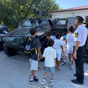 Edirne Aile ve Sosyal Hizmetler İl Müdürlüğüne bağlı Melehat Hulusi Datenin Çocuk Evleri Sitesinde koruma ve bakım altında bulunan çocuklar, Jandarma Komutanlığını ziyaret etti. - fotoğraf 1